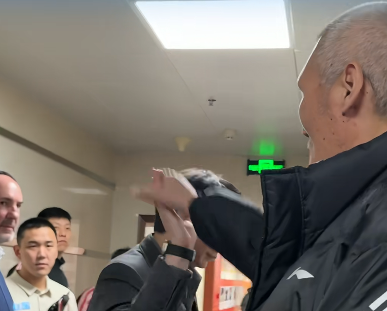 世界杯高清赛事直播地址-胜宁波队内复盘！邱彪点王证，与纪民尚直指团队，2人激情击掌！