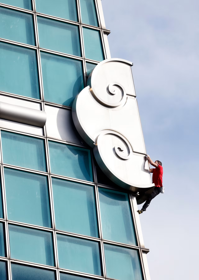 亚历克斯・霍诺德徒手登顶台北101，坦言金属龙形装饰最令人恐惧