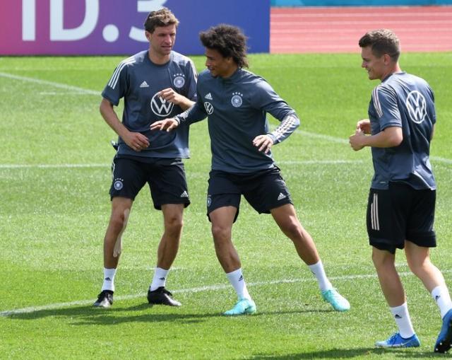 世界杯客户端升级下载-德国队特训定位球 勒夫：球员动力十足到了发梢