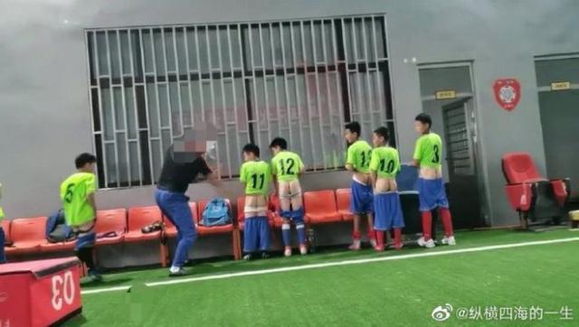 世界杯比赛在线观看平台-【夜读】大快人心！虐待小球员的青训教练被刑拘